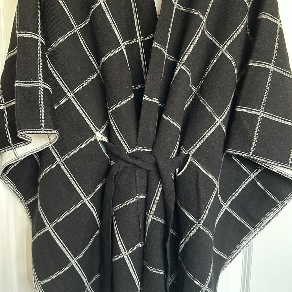 NWOT Tahari Belted Poncho OS Women’s Kimono Soft Stretchy Black White Plaid Cozy - Picture 6 of 10